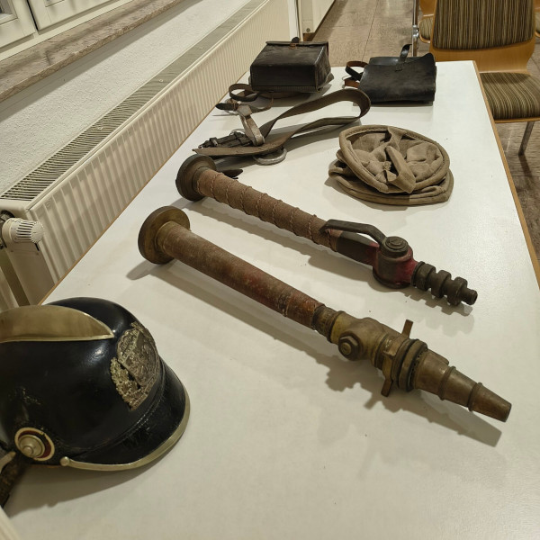 Alte Feuerwehrutensilien