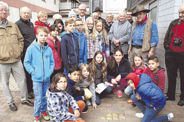 Gruppenbild nach der Verlegung der Stolpersteine